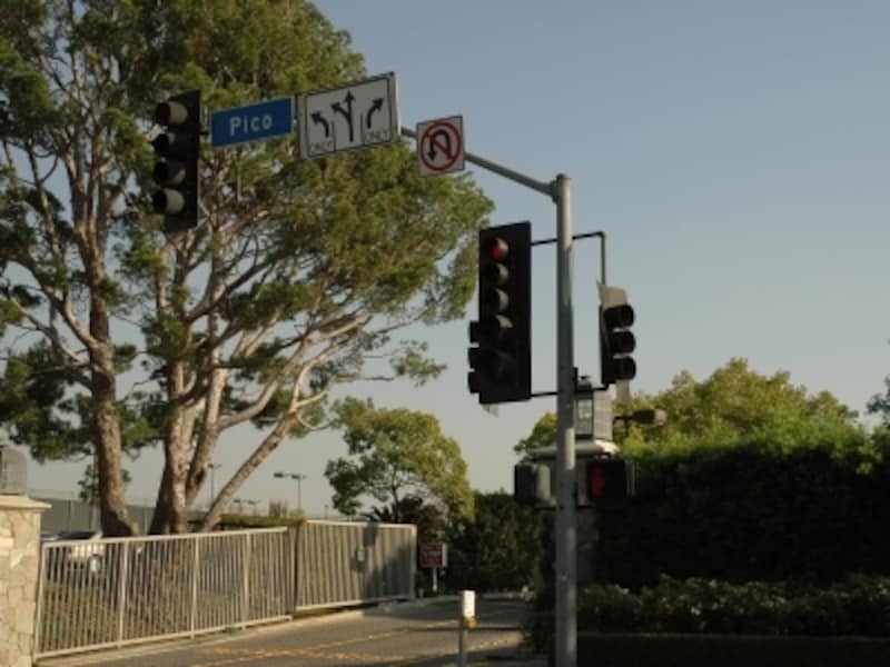 交差点 赤信号でも　右折はOK