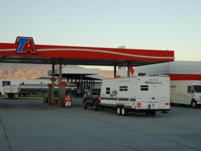 フリーウェイの近くにあるガソリンスタンド