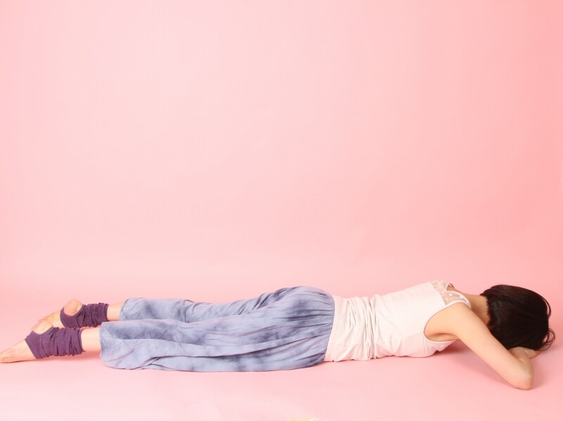 手でダイヤモンドの形を作るようにして、おでこの下へ