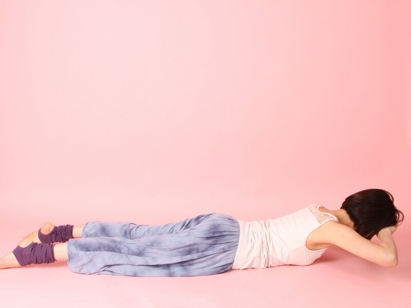 背骨の1個1個の動きを行うつもりで