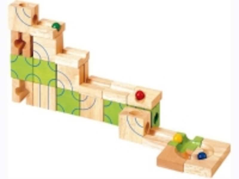 立体に組んで転がり落ちる玉の道を作ることもできます