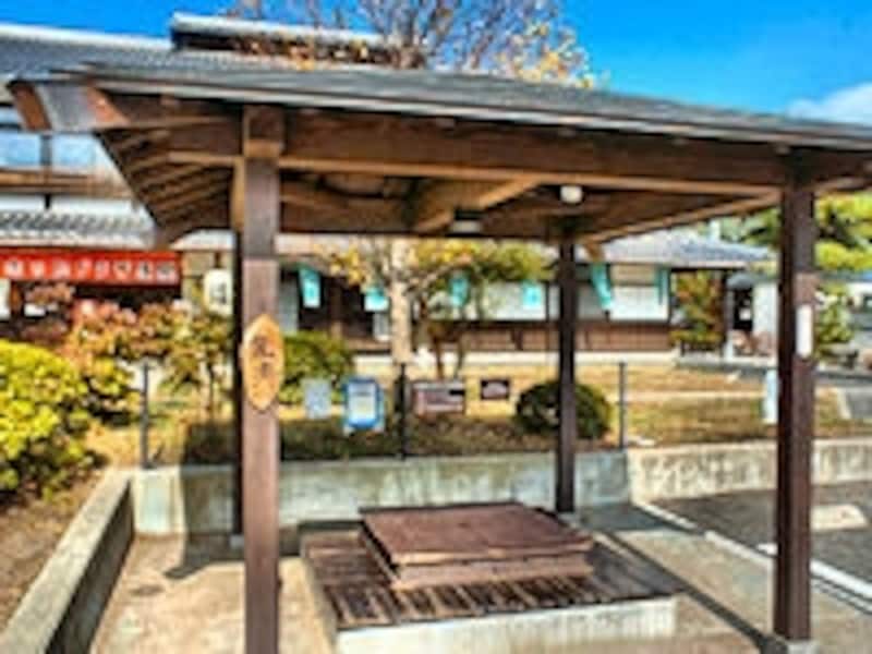 「ホットプラザ浅間」前の足湯