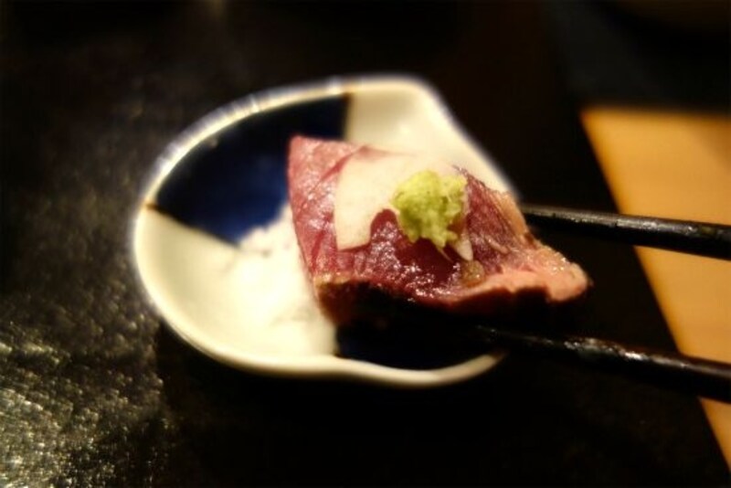 わさびと薄くスライスしたニンニク、お塩をつけて