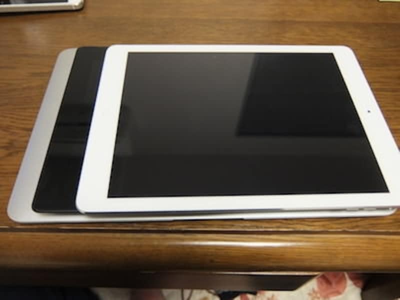 各デバイスの大きさ比較。下から、11インチMacBook Air、Surface 2、iPad Air