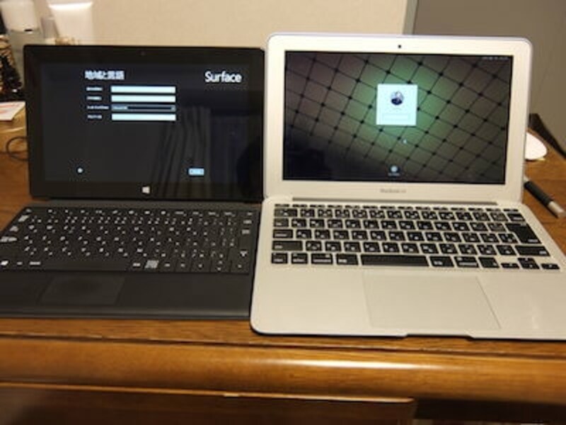 横並びでの比較。左がSurface 2、右が11インチMacBook Air