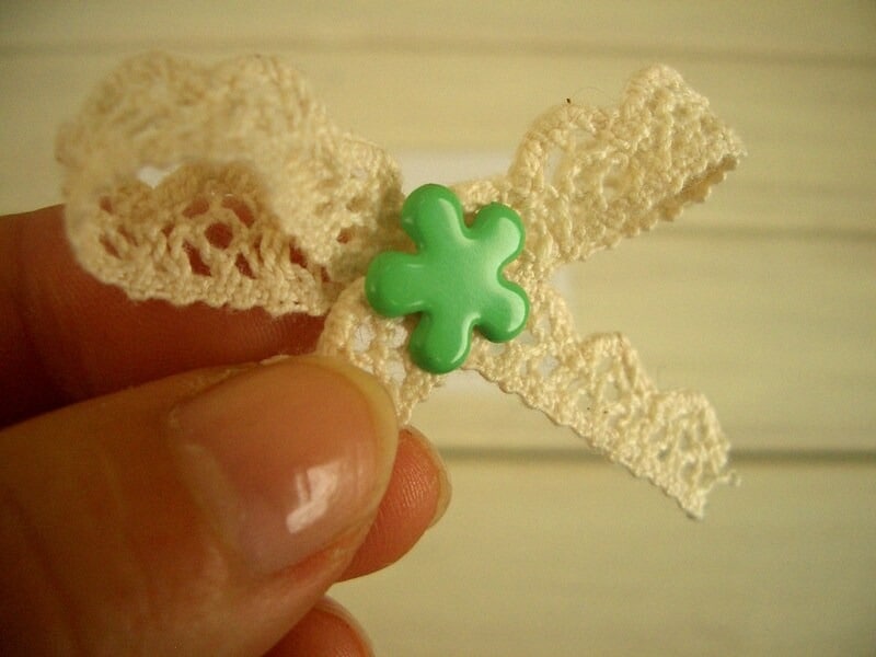 リボンの中央に割りピンをさす