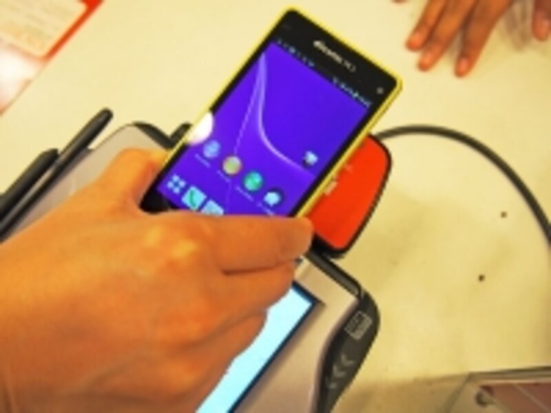 カード読み取り機にかざして決済