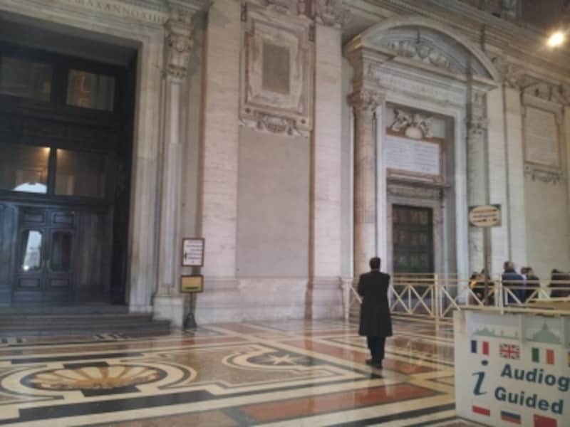 アトリウム（玄関廊）。右に聖年の扉、左に通常の入口である秘跡の扉、右手前にオーディオガイドの受付が見えます