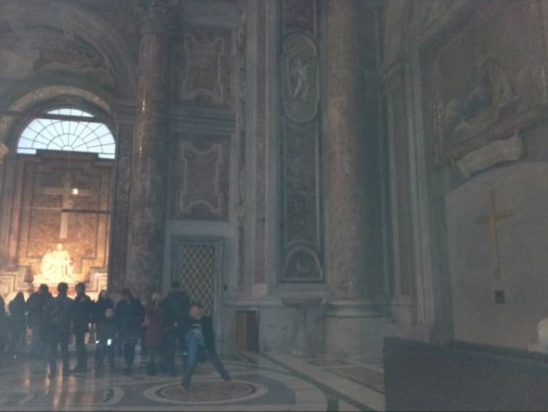 奥で白く輝くのがピエタ像。右には聖なる扉の内側が見えています