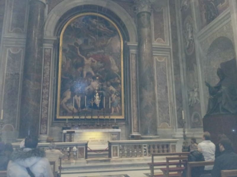 聖セバスティアヌス礼拝堂には聖ヨハネ・パウロ2世の墓があり、常に多くの信者の方が祈りを捧げてます