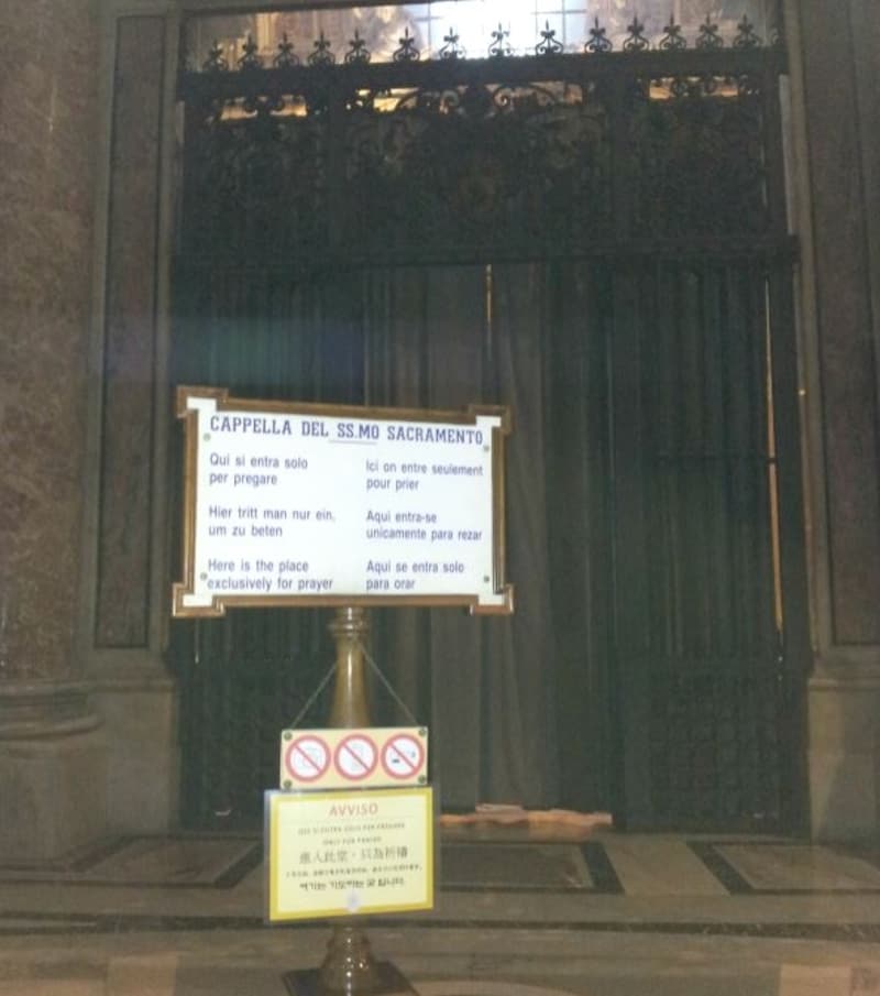 秘跡の礼拝堂には、静かにお祈りをする人だけが入れます