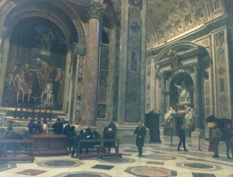 聖ヒエロニムスの祭壇には聖ヨハネ23世の墓があり、常に信者の方が祈りを捧げています