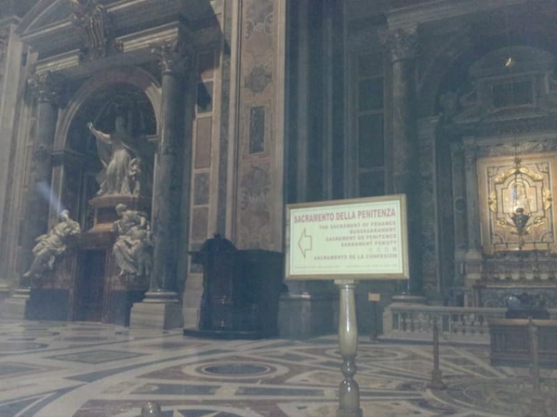 司祭に告解をする人はこの先に入れます