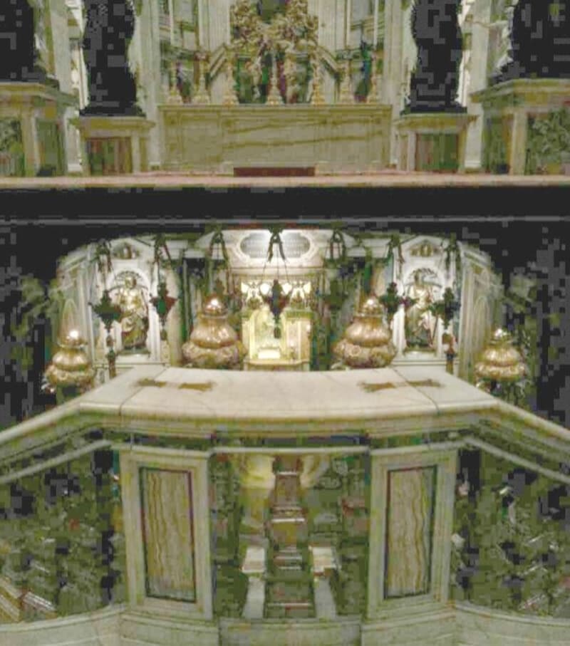 天蓋の下にある聖ペテロ聖遺物礼拝堂を見下ろしたところ