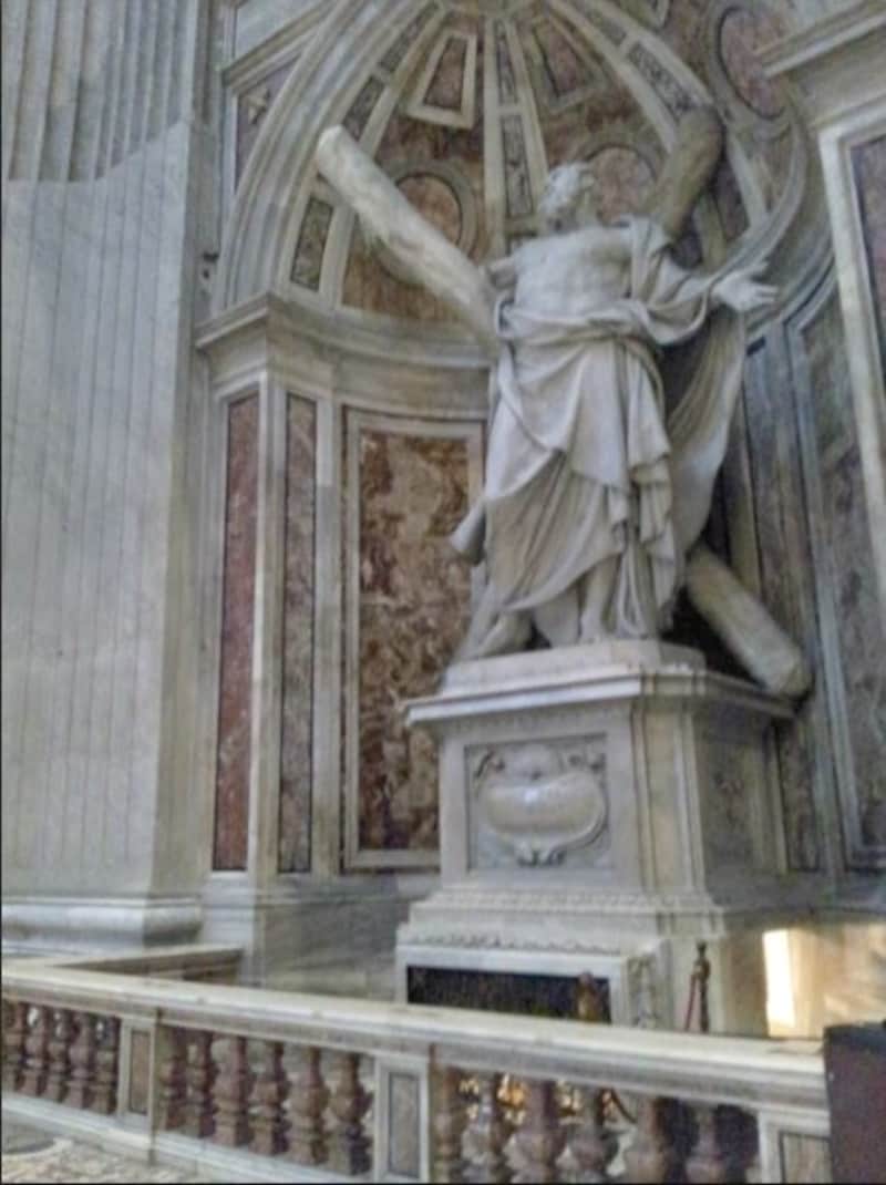 クーポラを支える４本の大黒柱のうち、左手前の柱には聖アンデレの像があります。右手にグロッタへの入口が見えます
