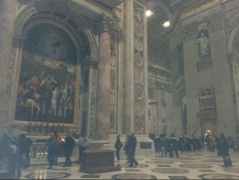 変容の祭壇の下には福者インノケンティウス11世の墓があります