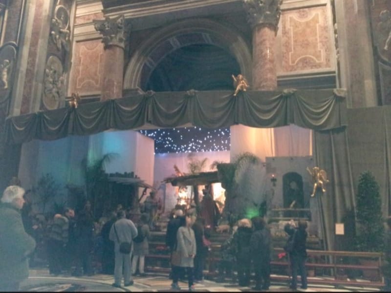 クリスマスには洗礼礼拝堂にキリスト生誕シーンの模型Presepeが置かれます