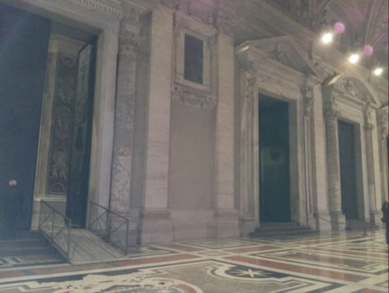 玄関廊。左から、死の扉、善と悪の扉、フィラレーテの扉