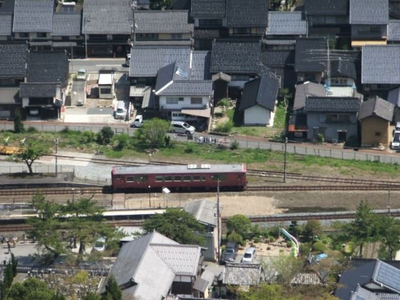 竹田駅を出発したJR播但線のディーゼルカー