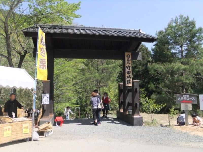 中腹駐車場にある竹田城址への入口