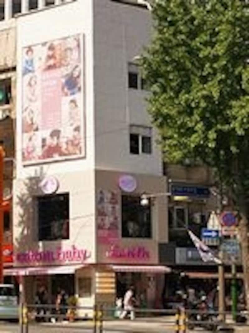 目印となるコットンベイビーをはじめとする姉妹ブランドも扱うスタイルショップ。お店がとにかくとってもかわいいんですよ！