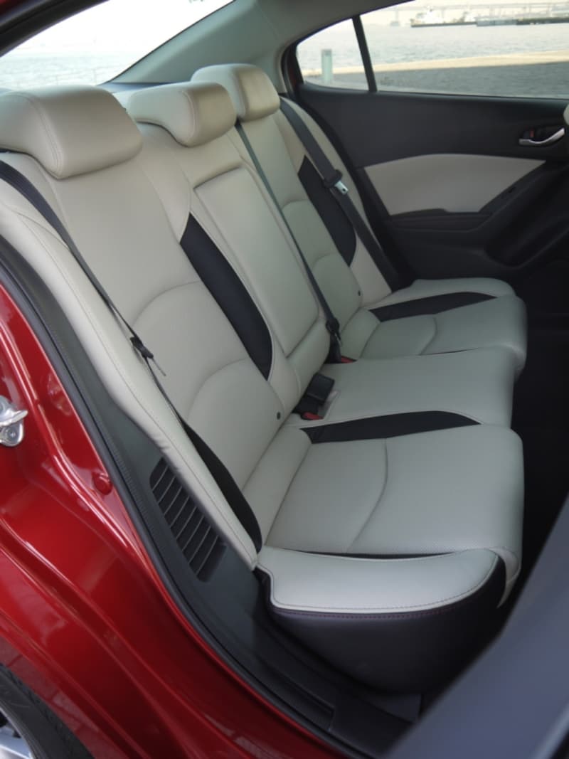 マツダ・アクセラ・ハイブリッド・リヤシート