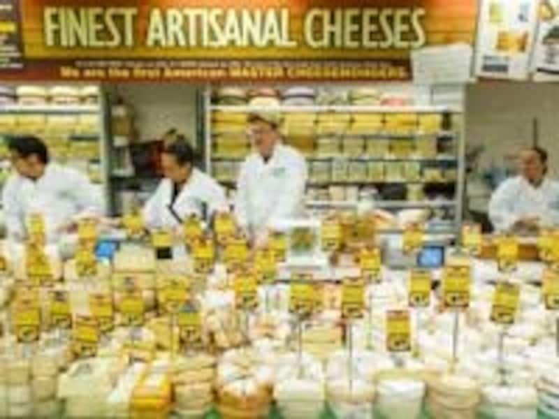 チーズの宝庫ともいうべき売り場