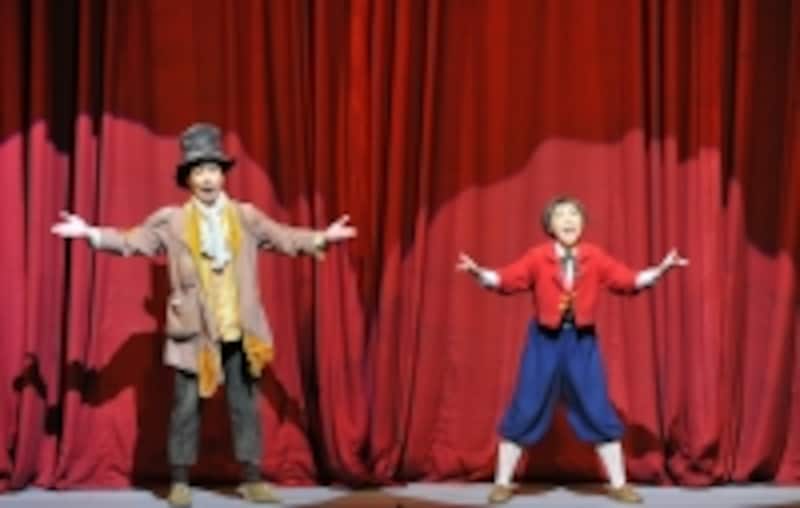 『はだかの王様』アップリケとホックが会場の観客に向かって「一緒に歌いましょう！」とレッスンしてくれます。undefined撮影：阿部章仁