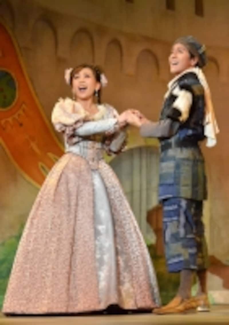 『はだかの王様』undefined王女サテンと恋人のデニム。王様はデニムの服装がイマイチという理由で二人の結婚に反対するのですが……。undefined撮影：阿部章仁