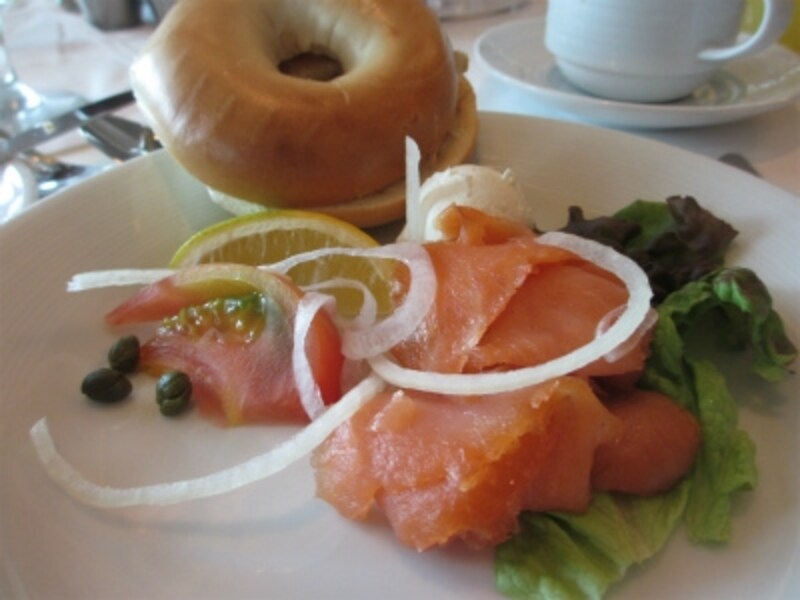 朝食の一例。サーモンのベーグル