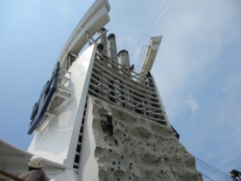 ロイヤル・カリビアンの船の象徴、甲板のロッククライミング