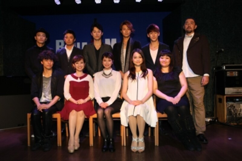 『ザ・ビューティフル・ゲーム』製作発表にて。前列左から演出の藤田俊太郎、野田久美子、大塚千弘、フランク莉奈、谷口ゆうな、後列左から中河内雅貴、藤岡正明、馬場徹、平方元基、小野田龍之介、吉原光夫。撮影：阿久津知宏