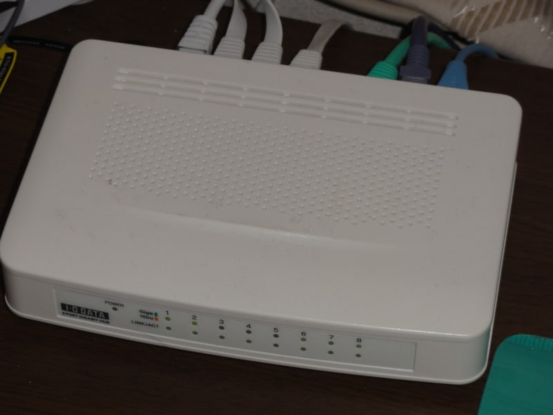 机上に置く場合は、裏側にケーブルが接続できる方がよい。