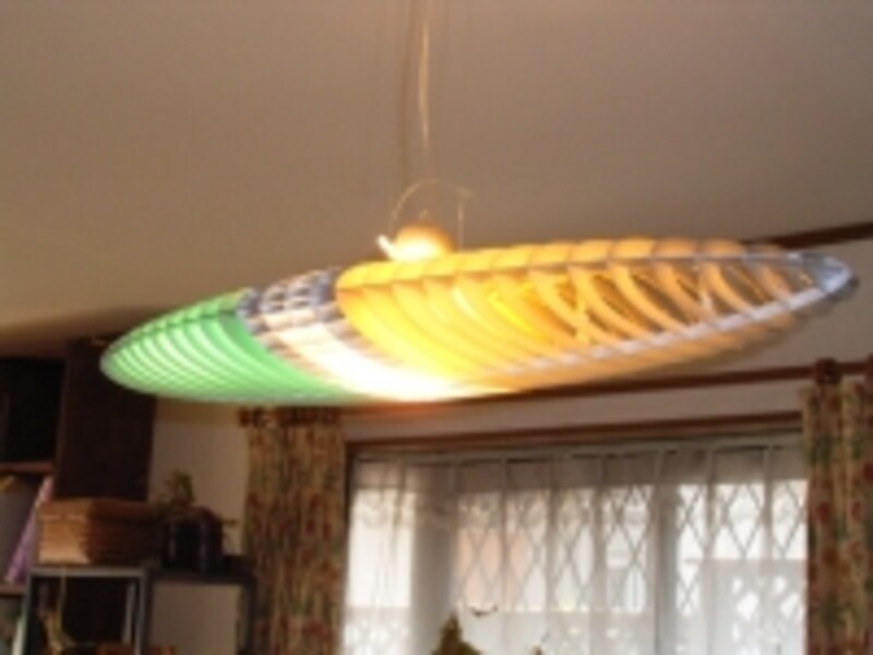 ミラノのデザイナーによるペンダントライト。照明の色もいろいろ変えられる。