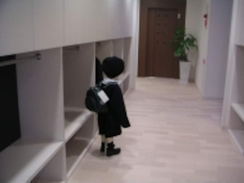 入口を入ると園児たちが自分で制服をかけるクロゼットスペースが。自立性を重んじる