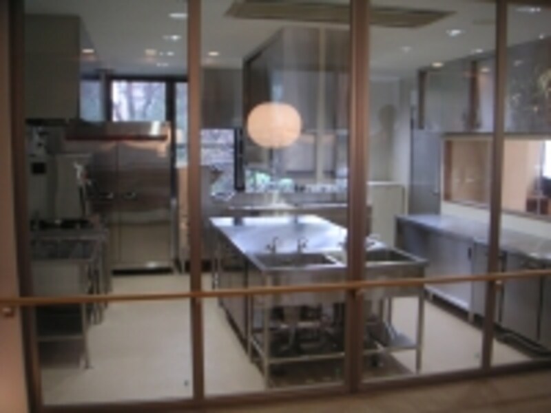 ガラス越しの食堂スペース。調理する姿や食材が見られるのも食育