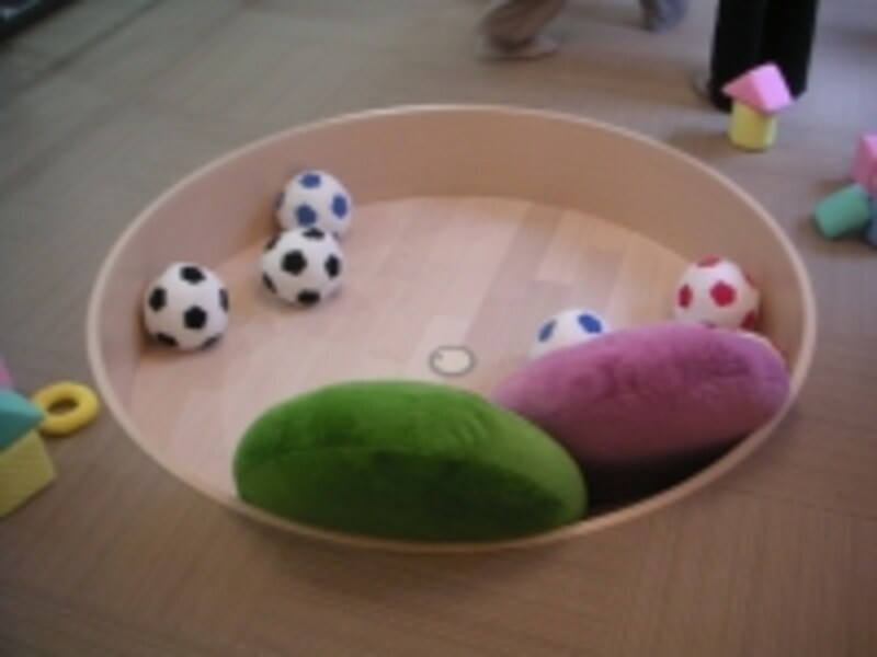 園庭のない都会型保育園「コビーなかめぐろ」では、室内でも楽しく遊べられる工夫も