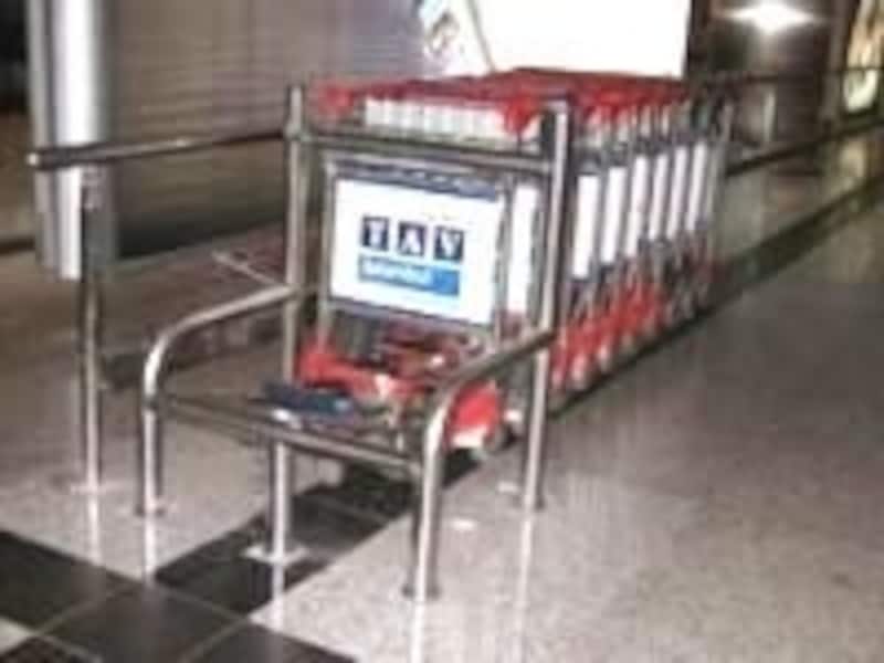 空港のコイン式カート