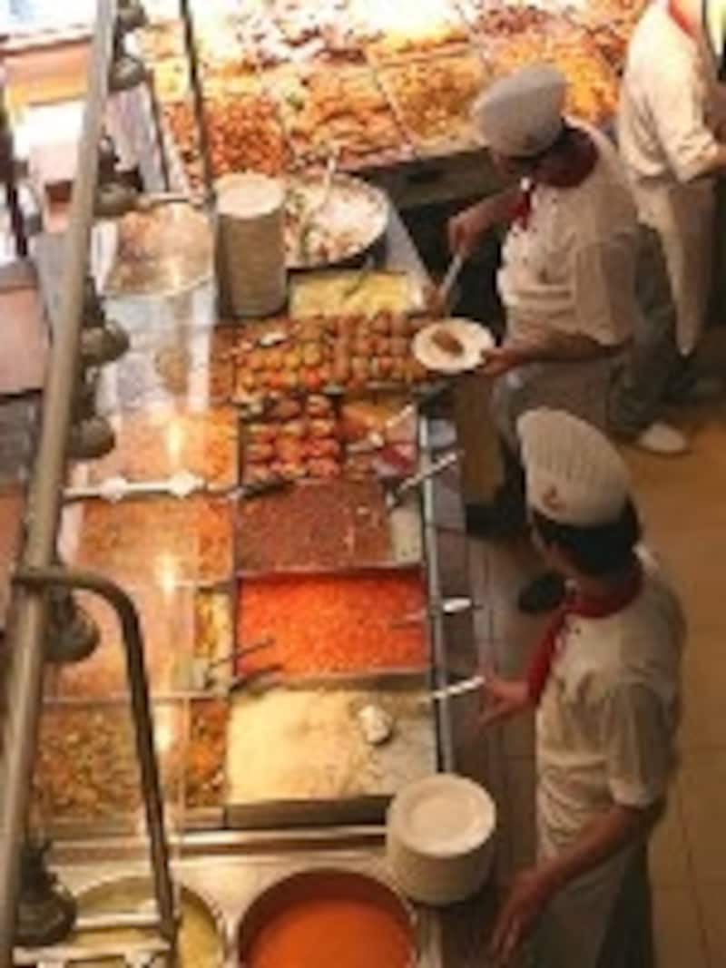 ロカンタに並ぶトルコ料理の数々