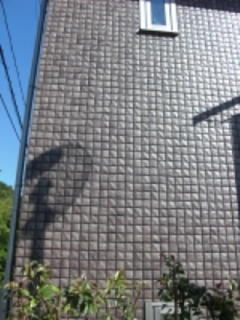 セルフクリーニングの機能を持つ外壁素材も登場。写真は光触媒技術によるパナホームの「キラテック外壁」