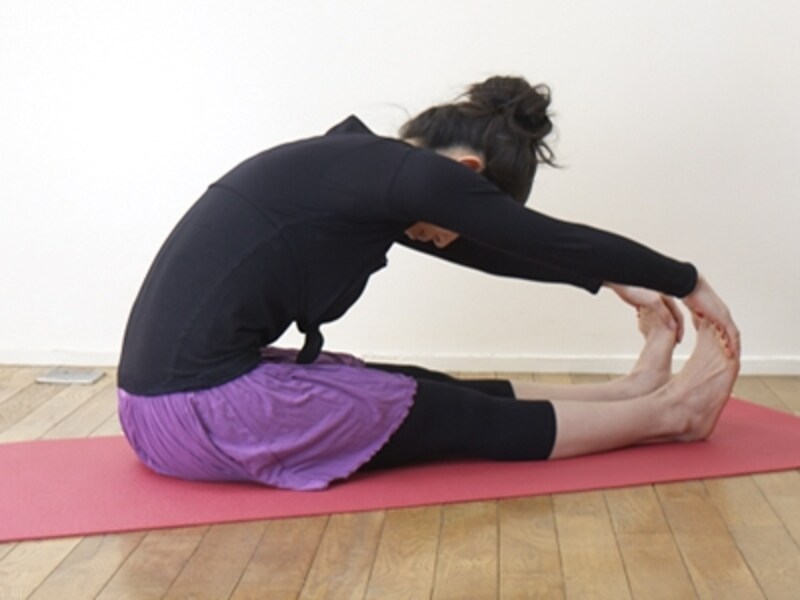 おへそを天井に刺すように!