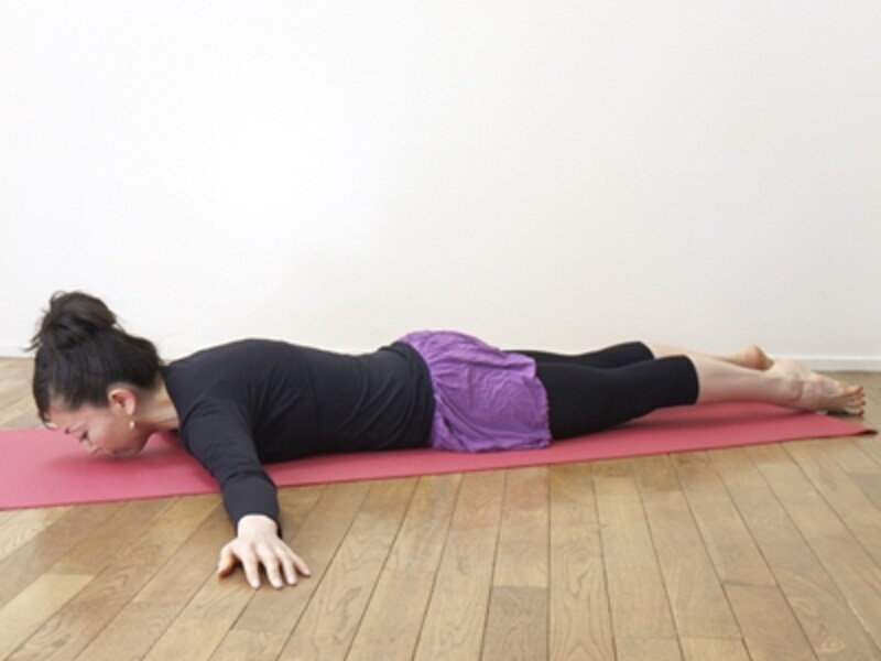 付け根を引き伸ばすように、つま先を遠くに