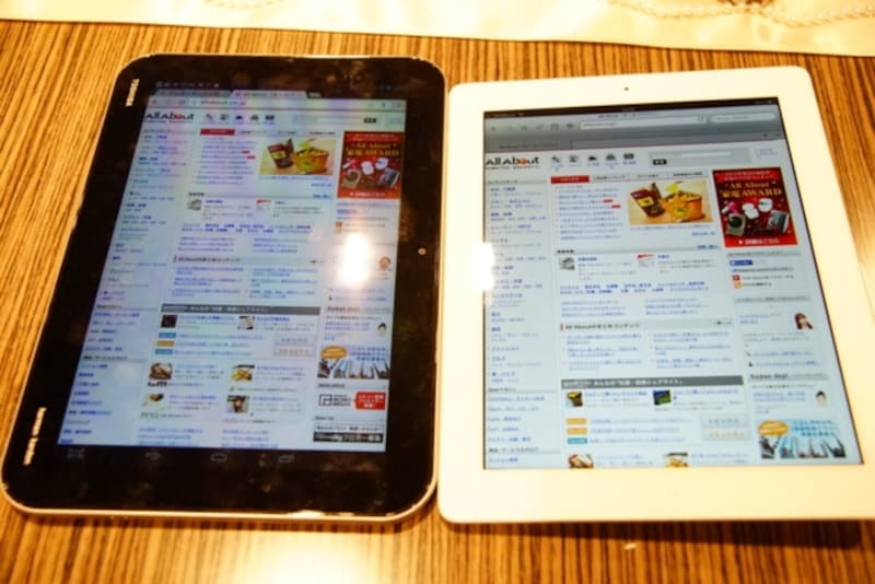 左がAndroidタブレット（東芝REGZA Tablet）、右がiPad