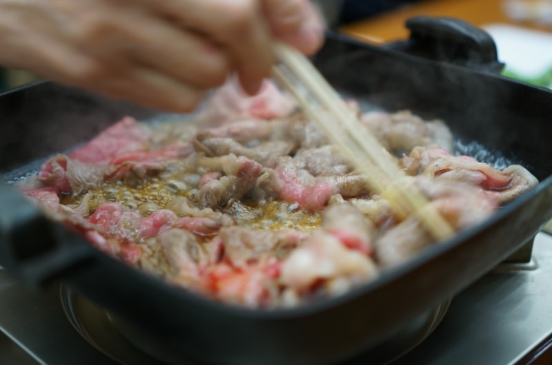 すき焼きは仲居さんがお世話して下さいます。