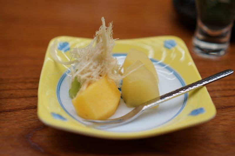 柿とキウイに添えられたヤシ糖はクセになる美味しさです