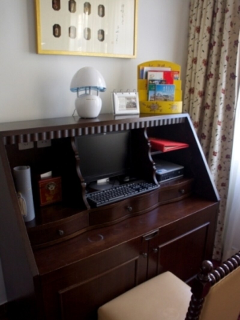 レトロなテーブルと客室備え付けのパソコン