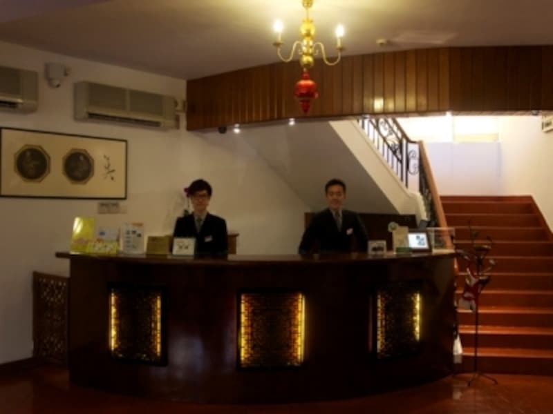 フロント業務を学ぶ実習生