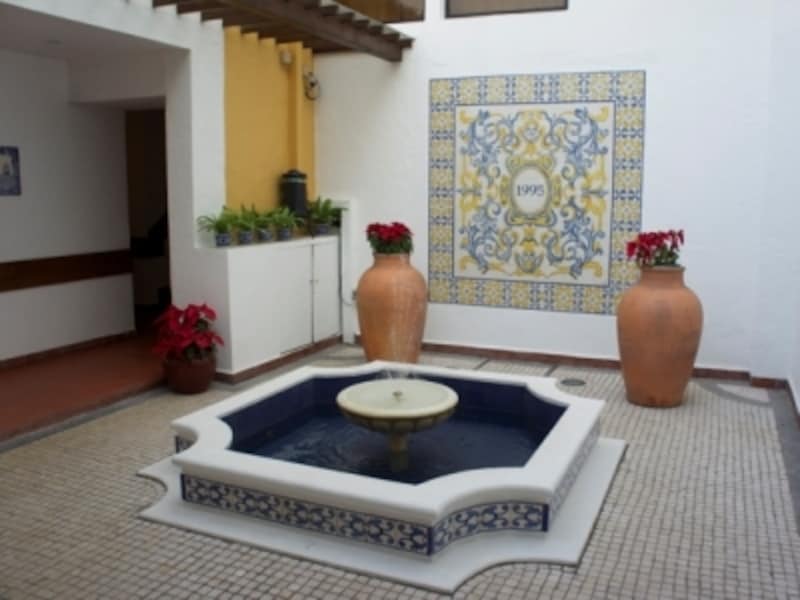 フロントから客室へ向かう途中のパティオ