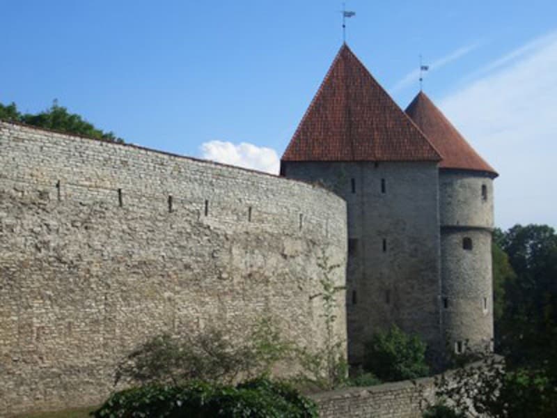 「台所を覗く塔」と呼ばれるタリンの人気観光スポット。15世紀に築かれたどっしりした円筒状の塔が有名