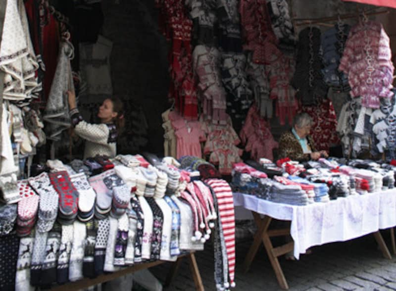 日中はここで北欧の冬の暮らしに欠かせないマフラーや手袋、ニット帽やセーターなどがどっさりと売られています